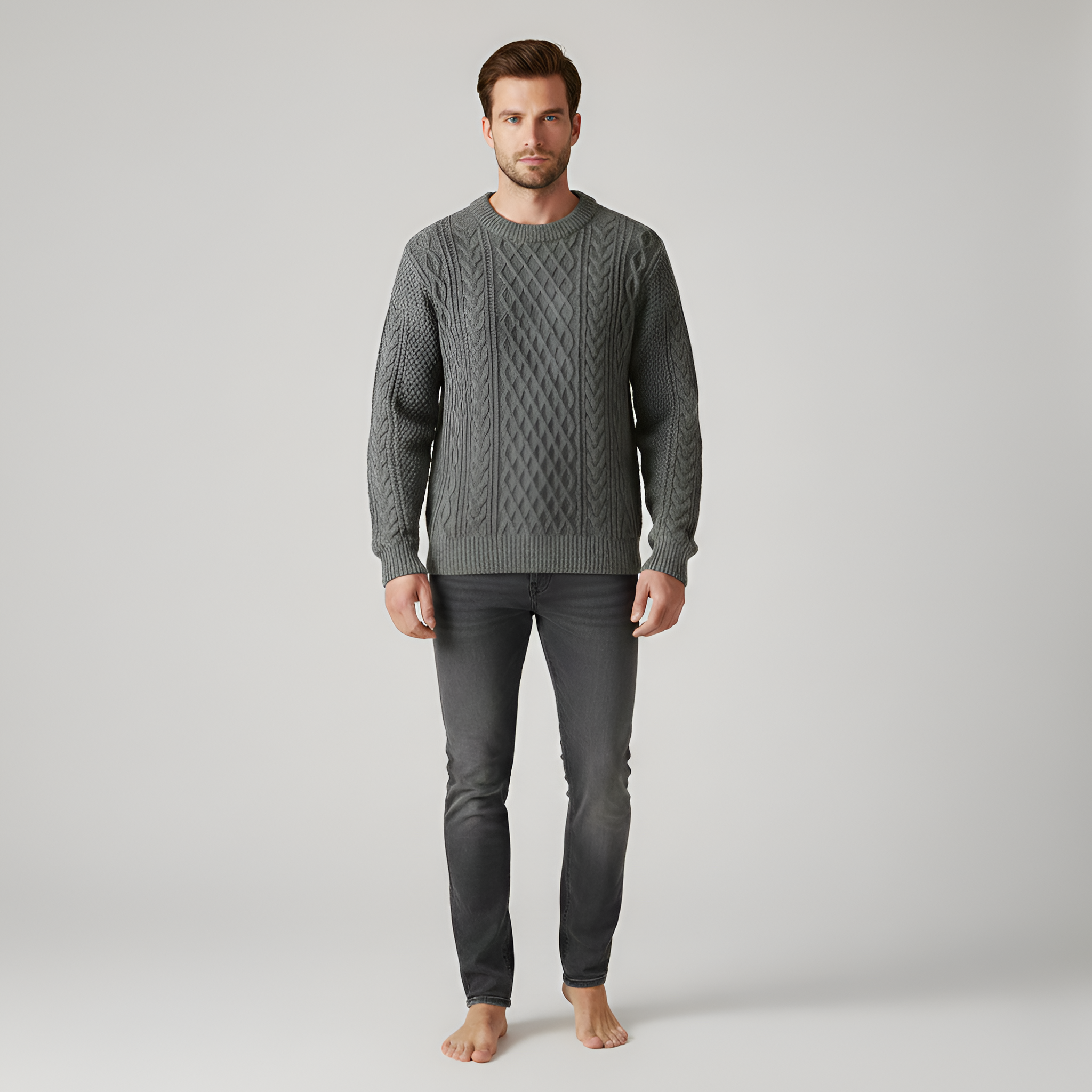 Pánsky zimný pulóver s okrúhlym výstrihom a vrkočovým vzorom