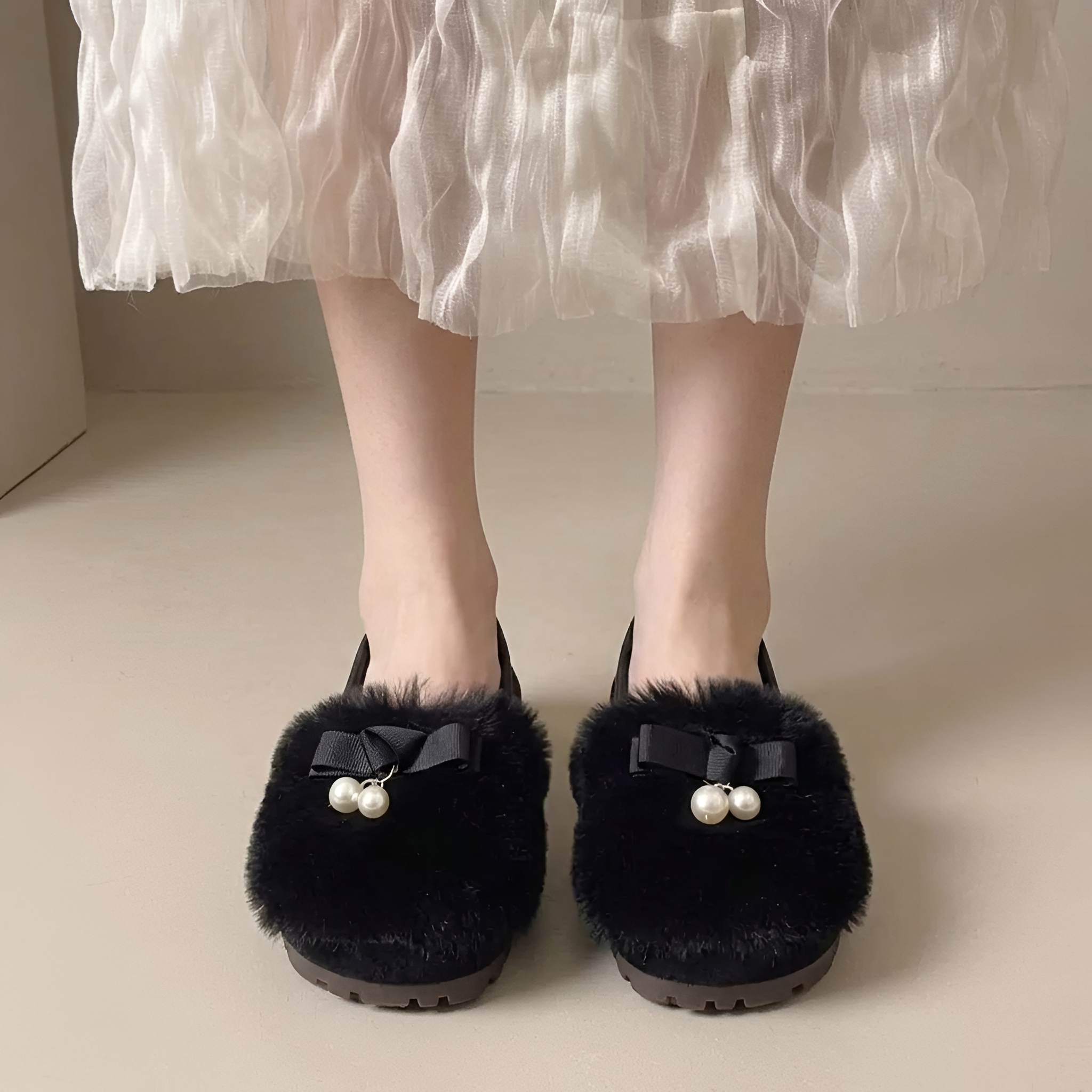 Chaussons d’intérieur pour femmes en fausse fourrure avec nœud et accent perle, confortables