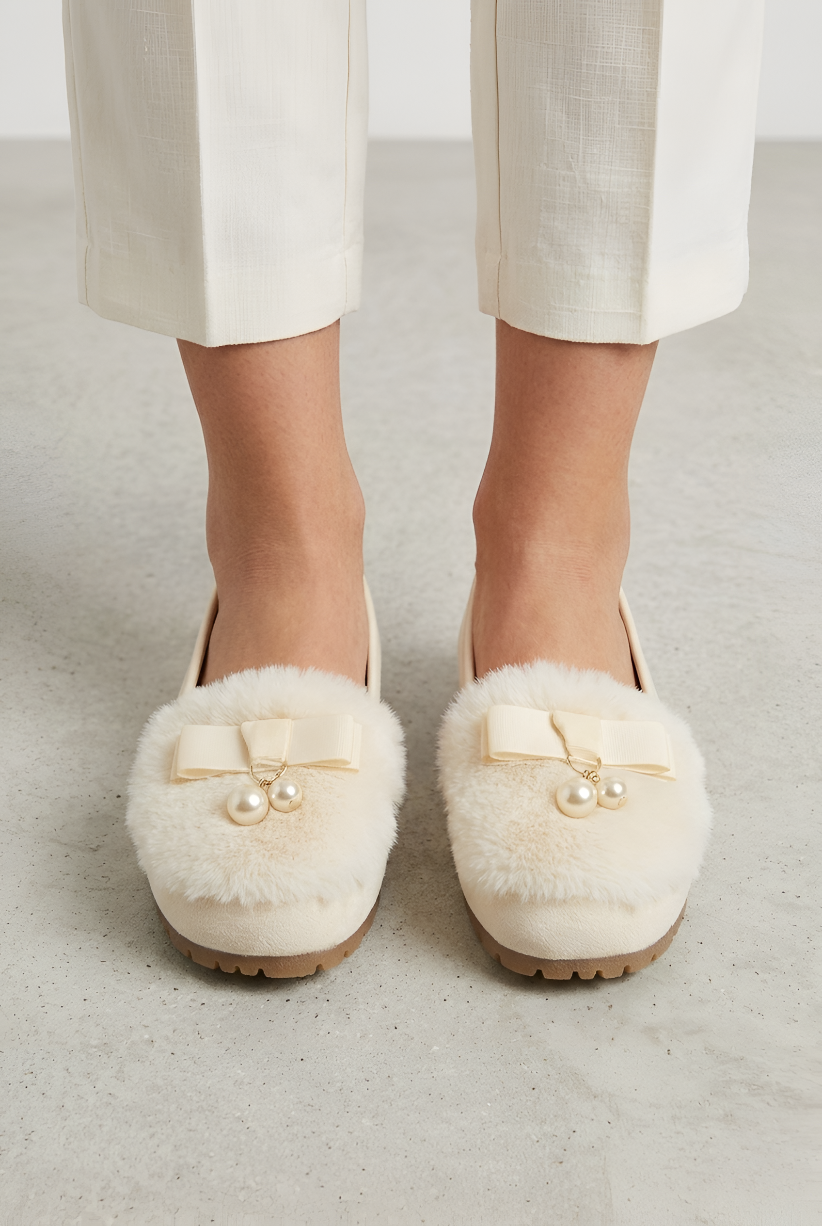 Chaussons d’intérieur pour femmes en fausse fourrure avec nœud et accent perle, confortables