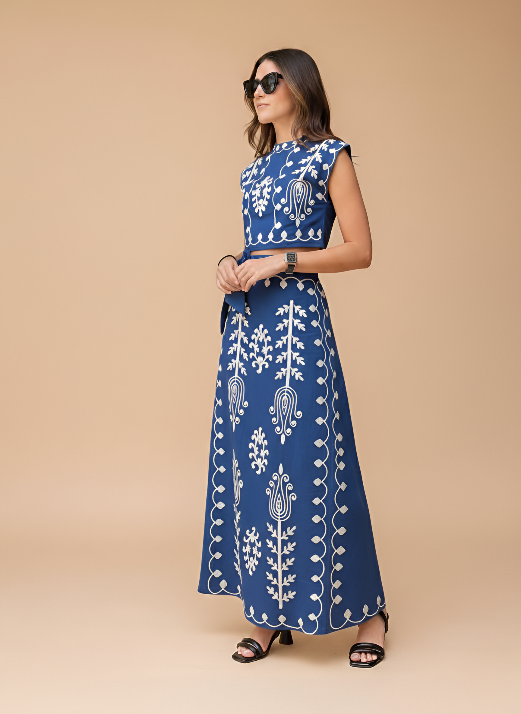 Ensemble deux pièces pour femme : haut court brodé et jupe longue