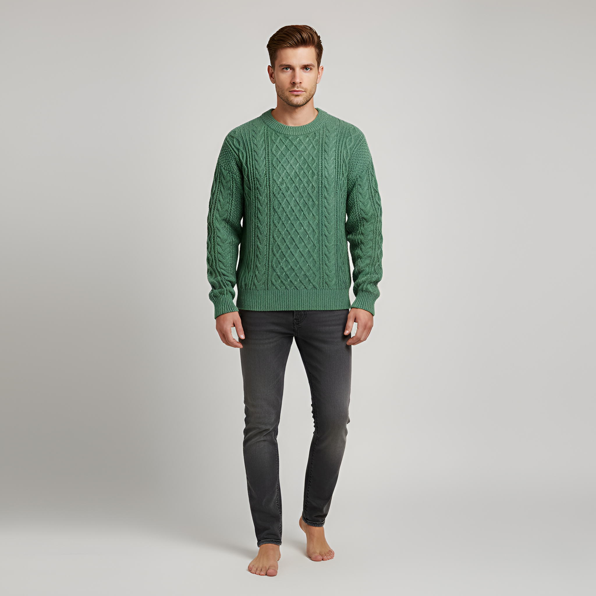 Pánsky zimný pulóver s okrúhlym výstrihom a vrkočovým vzorom