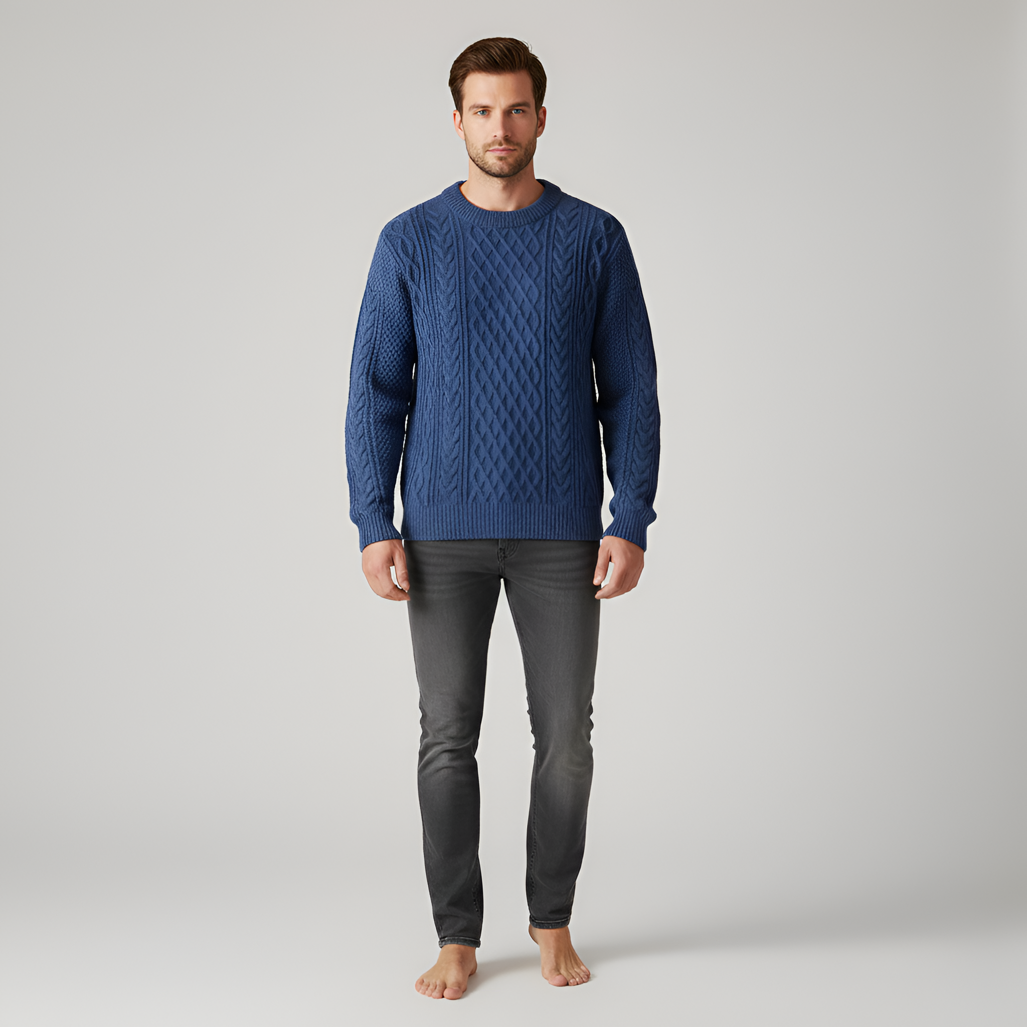 Pánsky zimný pulóver s okrúhlym výstrihom a vrkočovým vzorom