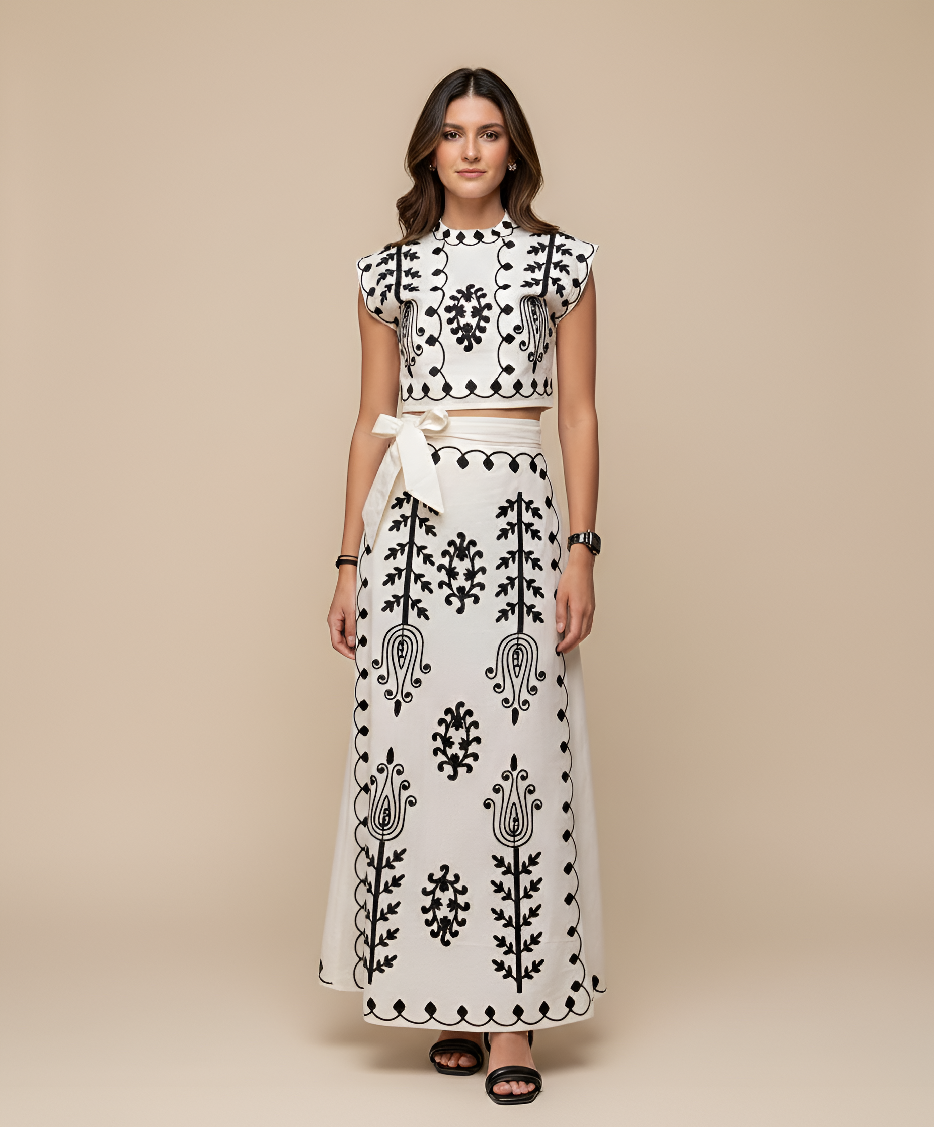 Ensemble deux pièces pour femme : haut court brodé et jupe longue