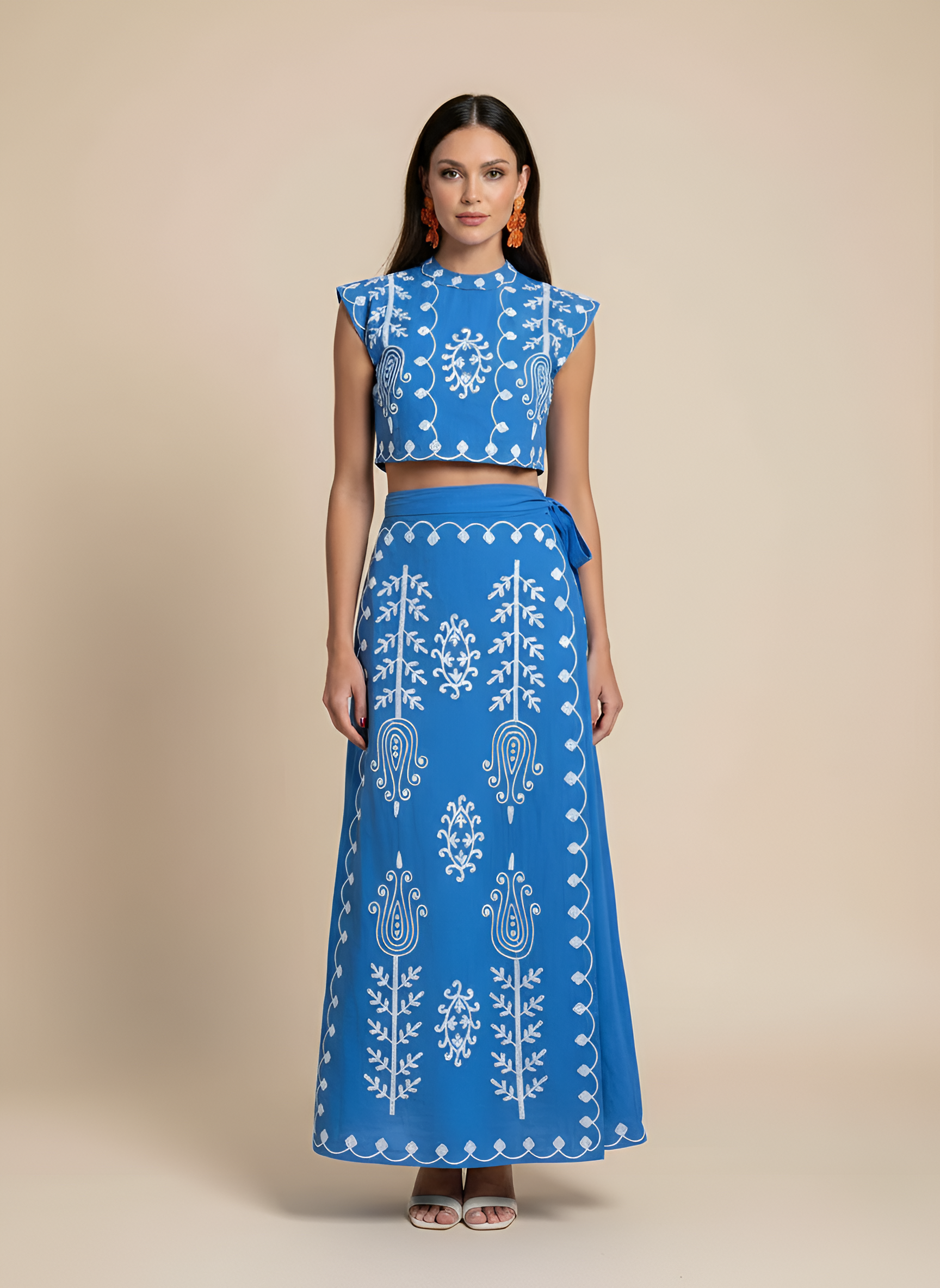 Ensemble deux pièces pour femme : haut court brodé et jupe longue