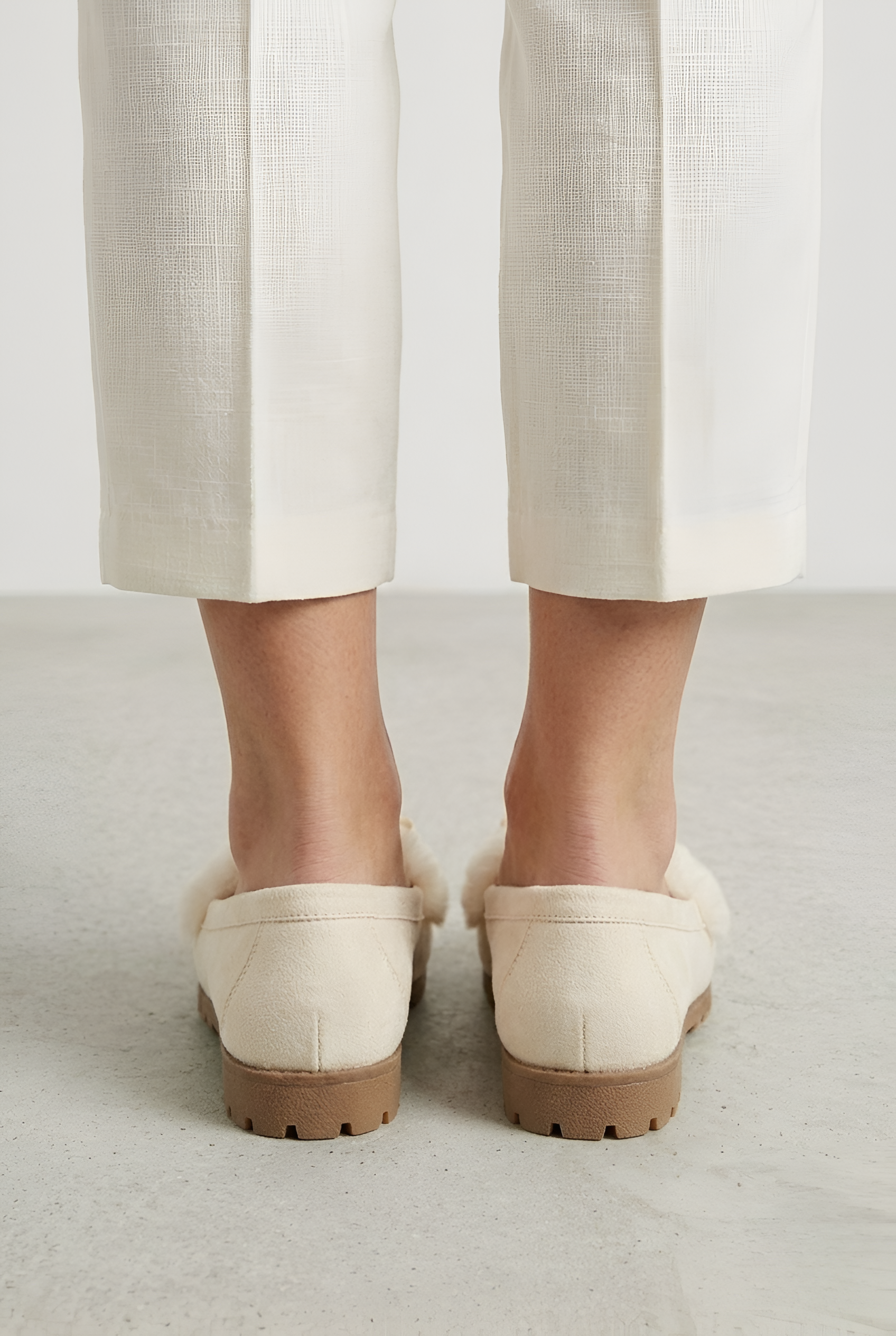 Chaussons d’intérieur pour femmes en fausse fourrure avec nœud et accent perle, confortables