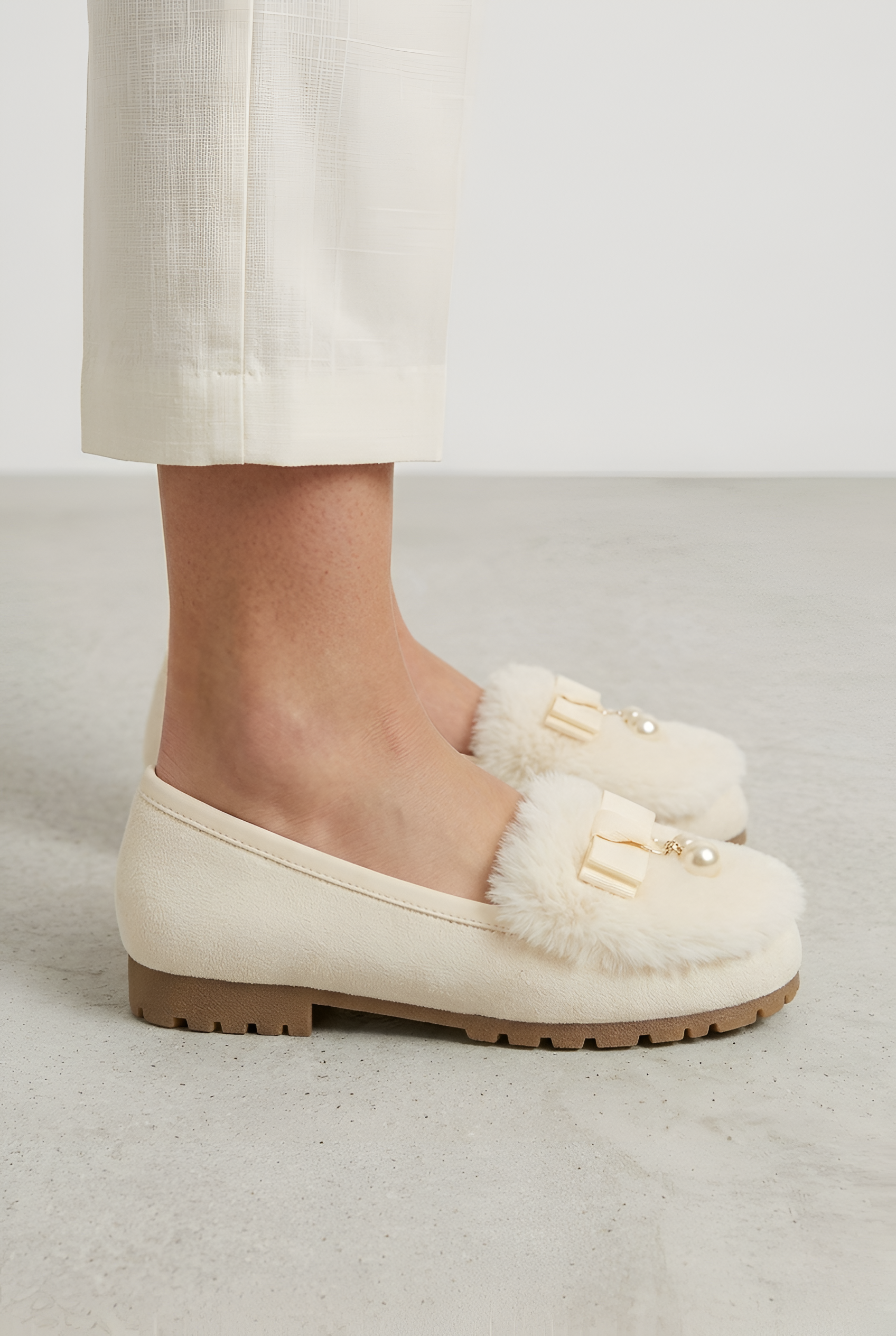 Chaussons d’intérieur pour femmes en fausse fourrure avec nœud et accent perle, confortables