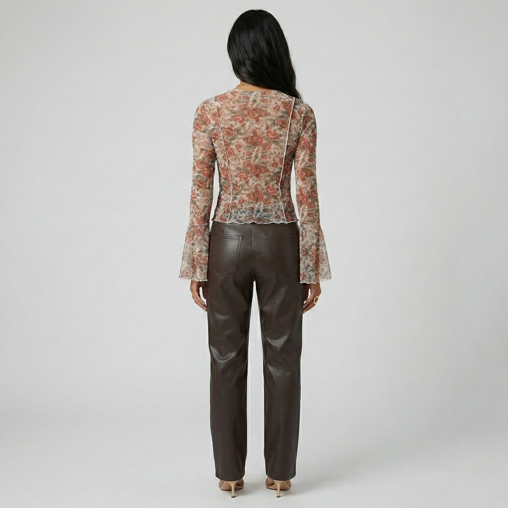 Blusa de mujer con estampado floral, escote en V, manga larga y puño acampanado