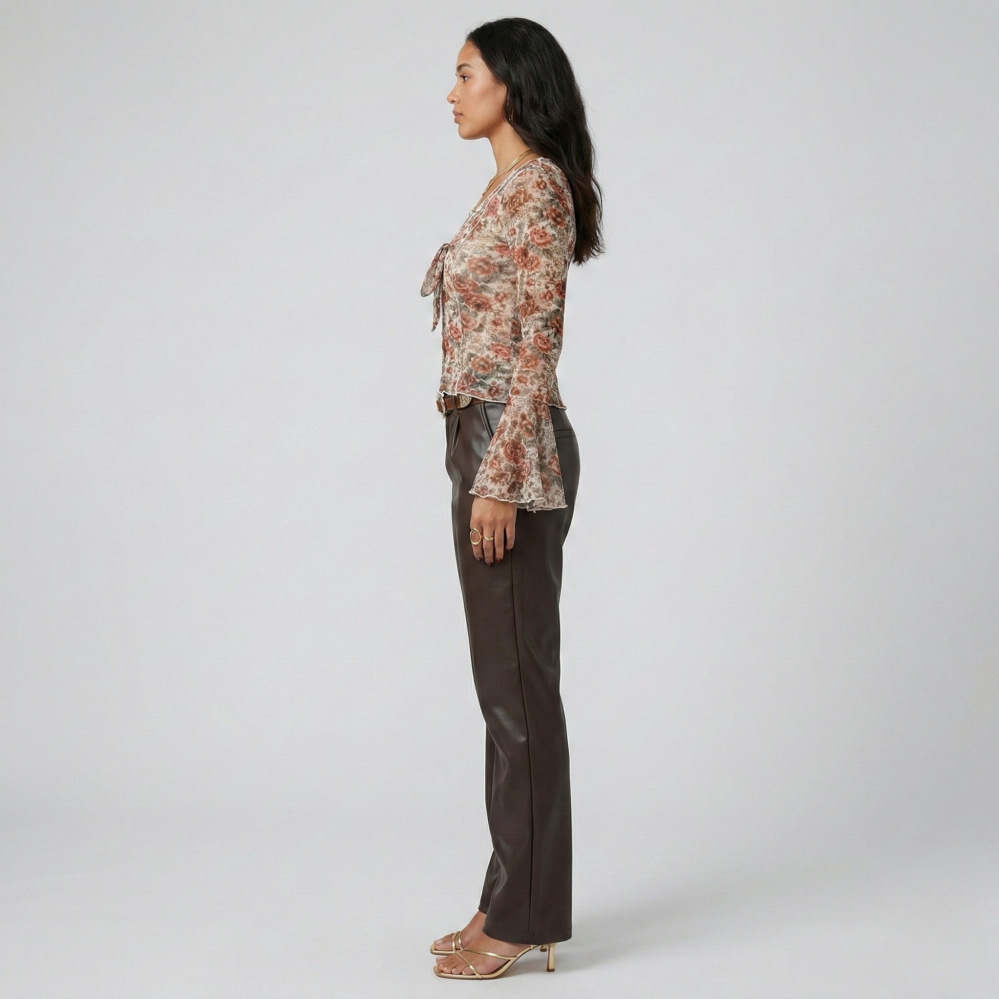 Blusa de mujer con estampado floral, escote en V, manga larga y puño acampanado